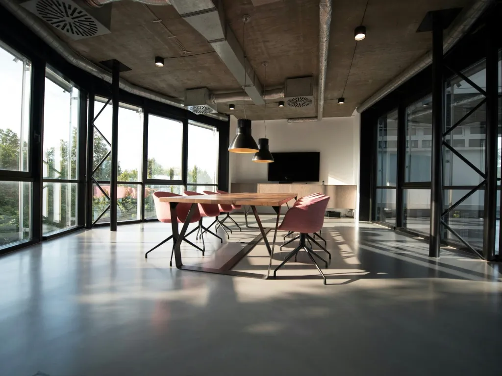 A meeting room with a desk in the middle of the room