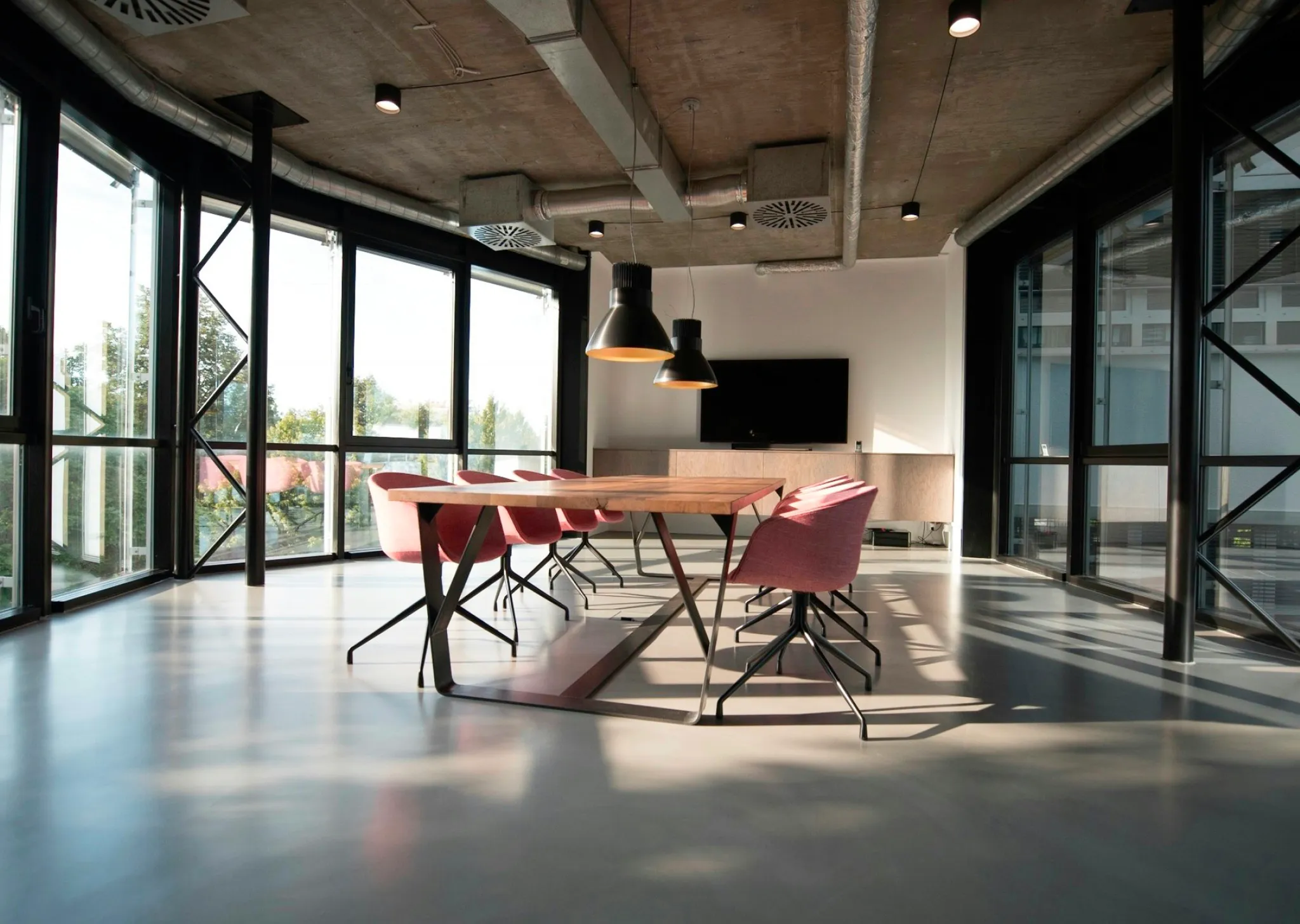 A meeting room with a desk in the middle of the room